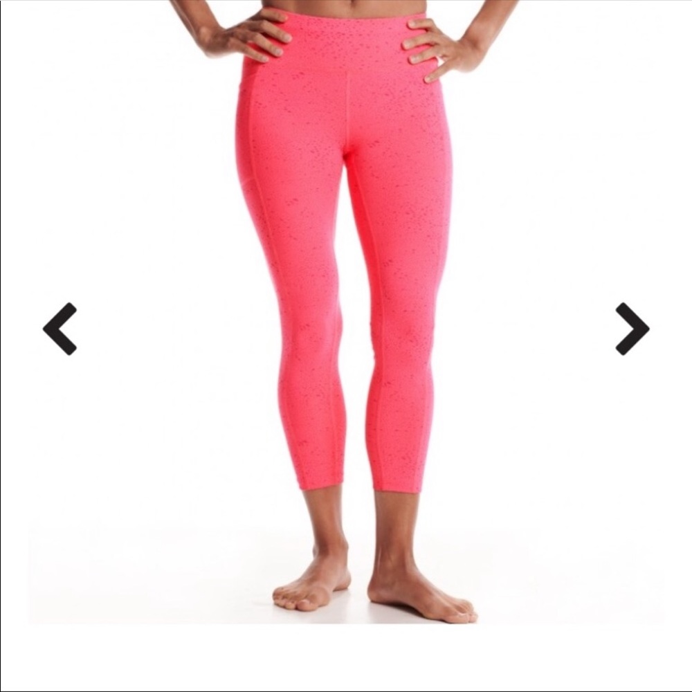 ISO Oiselle Firecracker leggings, size 4 🍀